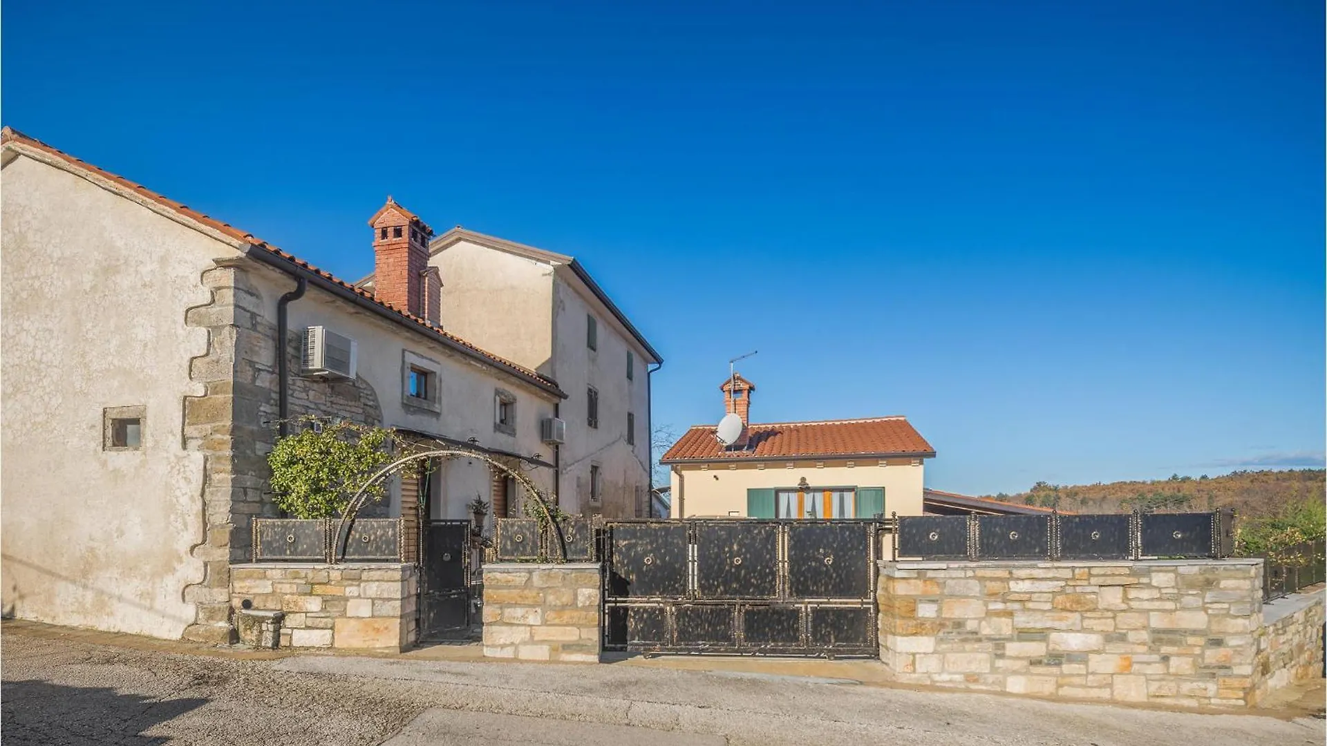 Gorgeous Home In Groznjan With Wi-Fi ile iletişim